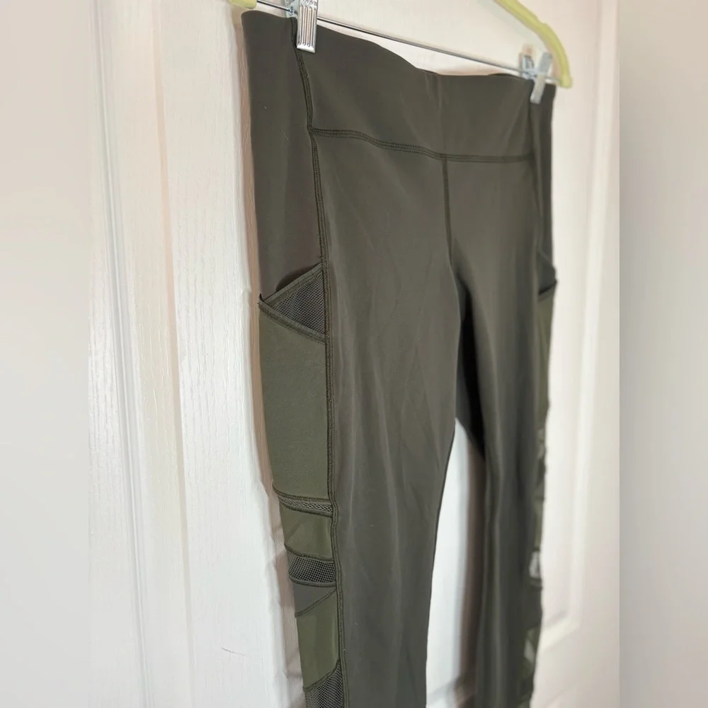 Lululemon•Speed Up Tight *Mesh 28" Full Mesh Leg Detail•Camo Green•10/10EUC• 10 - Picture 8 of 14